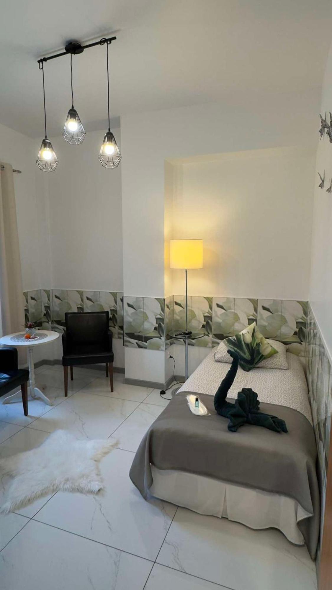 Azyl Hotel *